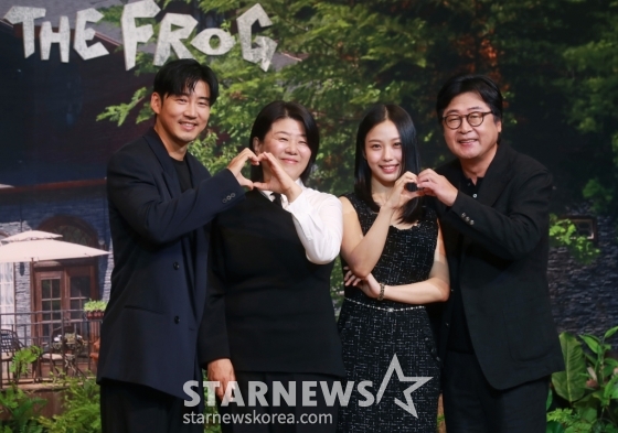 배우 윤계상, 이정은, 고민시, 김윤석이 21일 오후 서울 강남구 조선 팰리스 호텔에서 진행된 넷플릭스 오리지널 시리즈 '아무도 없는 숲속에서' 제작발표회에 참석해 포즈를 취하고 있다. 한여름 찾아온 수상한 손님으로 인해, 평온한 일상이 무너지고 걷잡을 수 없는 사건에 휘말리게 되는 사람들의 이야기를 그린 서스펜스 스릴러 '아무도 없는 숲속에서'는 오는 23일 공개된다. /2024.08.21 /사진=이동훈