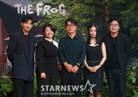 배우 윤계상, 이정은, 모완일 감독, 배우 고민시, 김윤석이 21일 오후 서울 강남구 조선 팰리스 호텔에서 진행된 넷플릭스 오리지널 시리즈 '아무도 없는 숲속에서' 제작발표회에 참석해 포즈를 취하고 있다. 한여름 찾아온 수상한 손님으로 인해, 평온한 일상이 무너지고 걷잡을 수 없는 사건에 휘말리게 되는 사람들의 이야기를 그린 서스펜스 스릴러 '아무도 없는 숲속에서'는 오는 23일 공개된다. /2024.08.21 /사진=이동훈