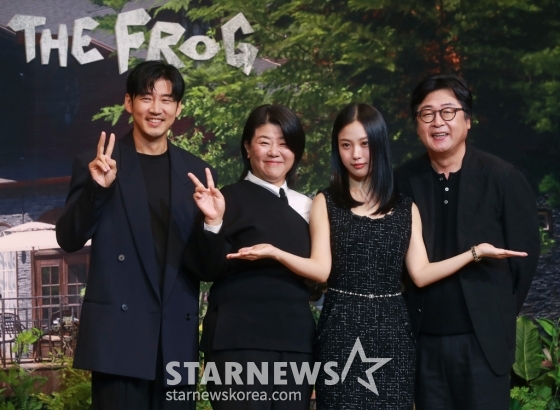 배우 윤계상, 이정은, 고민시, 김윤석이 21일 오후 서울 강남구 조선 팰리스 호텔에서 진행된 넷플릭스 오리지널 시리즈 '아무도 없는 숲속에서' 제작발표회에 참석해 포즈를 취하고 있다. 한여름 찾아온 수상한 손님으로 인해, 평온한 일상이 무너지고 걷잡을 수 없는 사건에 휘말리게 되는 사람들의 이야기를 그린 서스펜스 스릴러 '아무도 없는 숲속에서'는 오는 23일 공개된다. /2024.08.21 /사진=이동훈