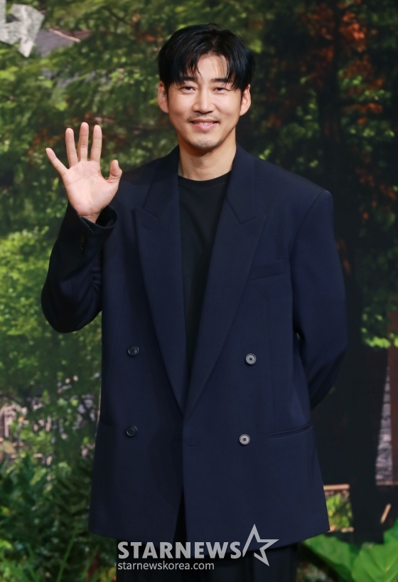 배우 윤계상이 21일 오후 서울 강남구 조선 팰리스 호텔에서 진행된 넷플릭스 오리지널 시리즈 '아무도 없는 숲속에서' 제작발표회에 참석해 포즈를 취하고 있다. 한여름 찾아온 수상한 손님으로 인해, 평온한 일상이 무너지고 걷잡을 수 없는 사건에 휘말리게 되는 사람들의 이야기를 그린 서스펜스 스릴러 '아무도 없는 숲속에서'는 오는 23일 공개된다. /2024.08.21 /사진=이동훈