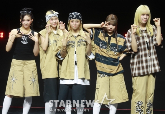 걸그룹 영파씨(YOUNG POSSE)가 21일 서울 서대문구 창천동 예스24 원더로크홀에서 진행된 세 번째 EP ‘ATE THAT'(에이트 댓) 발매기념 쇼케이스에서 포즈를 취하고 있다. 앨범명과 동명의 타이틀곡 ‘ATE THAT’은 지펑크 장르로, 곡 제목 그대로 ‘영파씨가 K-팝씬을 부스러기 하나 남김없이 씹어 먹겠다’라는 당돌한 포부를 노랫말에 담았다. /2024.08.21 /사진=이동훈