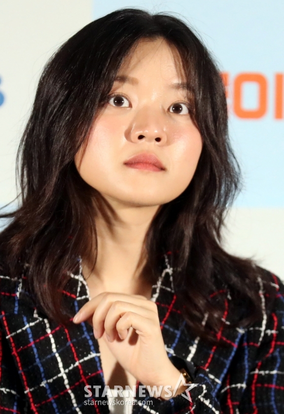 배우 고아성이 21일 오후 서울 CGV용산에서 열린 영화 '한국이싫어서' 언론시사회에 참석해 인사말을 하고 있다. 영화 ‘한국이 싫어서’는 20대 후반의 주인공이 갑자기 자신의 행복을 찾아 직장과 가족, 남자친구를 뒤로하고 홀로 뉴질랜드로 떠나는 이야기로 오는 28일 개봉 예정이다. 2024.08.21 /사진=임성균