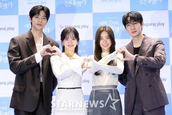 배우 문상민, 신현빈, 박소진, 윤박이 22일 오후 서울 여의도 콘래드호텔에서 열린 쿠팡플레이 시리즈 '새벽 2시의 신데렐라' 제작발표회에 참석해 포즈를 취하고 있다. '세벽 2시의 신데렐라' 는 나만 바라보는 완벽한 연하 재벌남 '주원'과 헤어지려는 극 현실주의 능력녀 '윤서'의 고군분투기를 그린 오피스 로맨틱 코미디로 오는 24일 첫 방송 예정이다. 2024.08.22 /사진=임성균