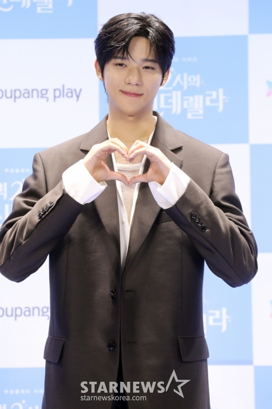 배우 문산민이 22일 오후 서울 여의도 콘래드호텔에서 열린 쿠팡플레이 시리즈 '새벽 2시의 신데렐라' 제작발표회에 참석해 포즈를 취하고 있다. '세벽 2시의 신데렐라' 는 나만 바라보는 완벽한 연하 재벌남 '주원'과 헤어지려는 극 현실주의 능력녀 '윤서'의 고군분투기를 그린 오피스 로맨틱 코미디로 오는 24일 첫 방송 예정이다. 2024.08.22 /사진=임성균