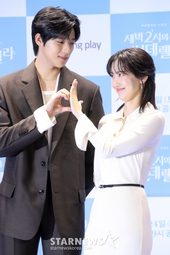 배우 문산민, 신현빈이 22일 오후 서울 여의도 콘래드호텔에서 열린 쿠팡플레이 시리즈 '새벽 2시의 신데렐라' 제작발표회에 참석해 포즈를 취하고 있다. '세벽 2시의 신데렐라' 는 나만 바라보는 완벽한 연하 재벌남 '주원'과 헤어지려는 극 현실주의 능력녀 '윤서'의 고군분투기를 그린 오피스 로맨틱 코미디로 오는 24일 첫 방송 예정이다. 2024.08.22 /사진=임성균