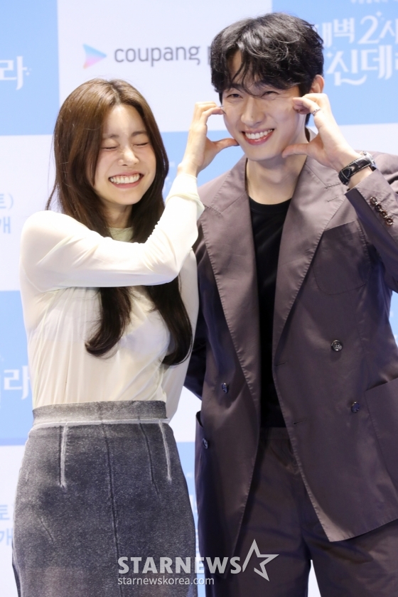 배우 박소진, 윤박이 22일 오후 서울 여의도 콘래드호텔에서 열린 쿠팡플레이 시리즈 '새벽 2시의 신데렐라' 제작발표회에 참석해 포즈를 취하고 있다. '세벽 2시의 신데렐라' 는 나만 바라보는 완벽한 연하 재벌남 '주원'과 헤어지려는 극 현실주의 능력녀 '윤서'의 고군분투기를 그린 오피스 로맨틱 코미디로 오는 24일 첫 방송 예정이다. 2024.08.22 /사진=임성균