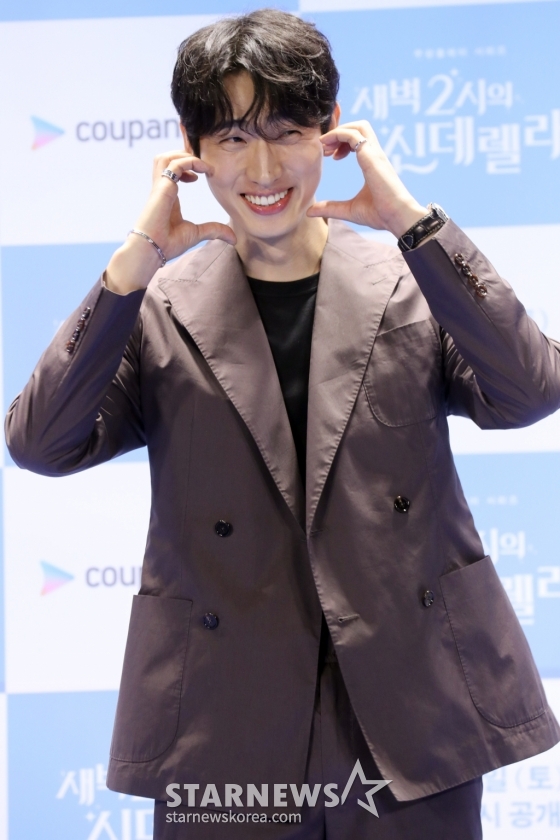 배우 윤박이 22일 오후 서울 여의도 콘래드호텔에서 열린 쿠팡플레이 시리즈 '새벽 2시의 신데렐라' 제작발표회에 참석해 포즈를 취하고 있다. '세벽 2시의 신데렐라' 는 나만 바라보는 완벽한 연하 재벌남 '주원'과 헤어지려는 극 현실주의 능력녀 '윤서'의 고군분투기를 그린 오피스 로맨틱 코미디로 오는 24일 첫 방송 예정이다. 2024.08.22 /사진=임성균