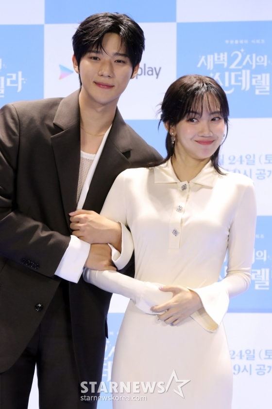 배우 문산민, 신현민이 22일 오후 서울 여의도 콘래드호텔에서 열린 쿠팡플레이 시리즈 '새벽 2시의 신데렐라' 제작발표회에 참석해 포즈를 취하고 있다. '세벽 2시의 신데렐라' 는 나만 바라보는 완벽한 연하 재벌남 '주원'과 헤어지려는 극 현실주의 능력녀 '윤서'의 고군분투기를 그린 오피스 로맨틱 코미디로 오는 24일 첫 방송 예정이다. 2024.08.22 /사진=임성균