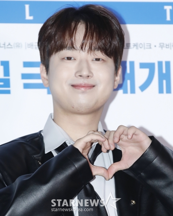 (서울=뉴스1) 권현진 기자 = 가수 이찬원이 23일 오후 서울 송파구 롯데시네마 월드타워점에서 열린 영화 '파일럿' VIP시사회에서 포즈를 취하고 있다. '파일럿'은 스타 파일럿에서 하루아침에 실직자가 된 ‘한정우’(조정석 분)가 파격 변신 이후 재취업에 성공하며 벌어지는 코미디다. 2024.7.23/뉴스1 Copyright (C) 뉴스1. All rights reserved. 무단 전재 및 재배포, AI학습 이용 금지. /사진=(서울=뉴스1) 권현진 기자