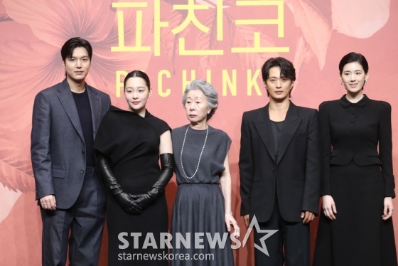 배우 이민호, 김민하, 윤여정, 정은채, 김선규가 23일 오전 서울 강남구 그랜드인터컨티넨탈 파르나스 그랜드 볼룸에서 열린 애플오리지날 '파친코2' 제작발표회에 참석해 포즈를 취하고 있다.  뉴욕타임스 베스트셀러에 선정된 동명의 소설을 원작으로 한 Apple Original 시리즈 ‘파친코’ - Pachinko. 고국을 떠나 억척스럽게 생존과 번영을 추구하는 한인 이민 가족 4대의 삶과 꿈을 그려낸 드라마로 23일 공개된다. 2024.08.23 /사진=임성균