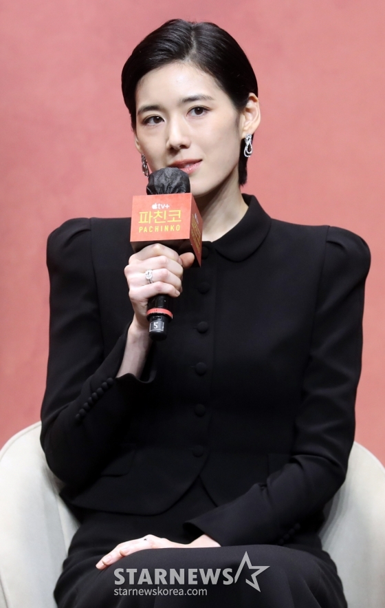 배우 정은채가 23일 오전 서울 강남구 그랜드인터컨티넨탈 파르나스 그랜드 볼룸에서 열린 애플오리지날 '파친코2' 제작발표회에 참석해 인사말을 하고 있다.  뉴욕타임스 베스트셀러에 선정된 동명의 소설을 원작으로 한 Apple Original 시리즈 ‘파친코’ - Pachinko. 고국을 떠나 억척스럽게 생존과 번영을 추구하는 한인 이민 가족 4대의 삶과 꿈을 그려낸 드라마로 23일 공개된다. 2024.08.23 /사진=임성균