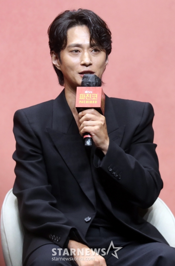배우 김선규가 23일 오전 서울 강남구 그랜드인터컨티넨탈 파르나스 그랜드 볼룸에서 열린 애플오리지날 '파친코2' 제작발표회에 참석해 인사말을 하고 있다.  뉴욕타임스 베스트셀러에 선정된 동명의 소설을 원작으로 한 Apple Original 시리즈 ‘파친코’ - Pachinko. 고국을 떠나 억척스럽게 생존과 번영을 추구하는 한인 이민 가족 4대의 삶과 꿈을 그려낸 드라마로 23일 공개된다. 2024.08.23 /사진=임성균