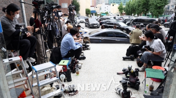 (서울=뉴스1) 김명섭 기자 = 22일 오전 서울 용산경찰서에서 취재진이 '전동스쿠터 음주운전' 혐의를 받고 있는 그룹 방탄소년단(BTS)의 멤버 슈가(본명 민윤기)의 출석을 취재하기 위해 대기하고 있다. 슈가는 지난 6일 서울 용산구 한남동 자택 근처에서 전동 스쿠터를 타다가 넘어져 인근을 순찰하던 경찰에게 음주 측정을 당했다. 그는 경찰에게 발견됐을 당시 "맥주 한 잔을 마시고 잠깐 운전했다"라고 진술한 것으로 알려졌다. 하지만 이후 보도에 따르면, 슈가의 당시 혈중알코올농도는 0.227%였다. 이는 형량이 가중되는 0.2 /사진=(서울=뉴스1) 김명섭 기자