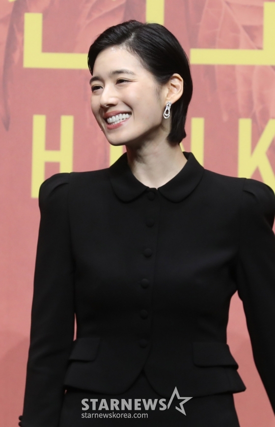 배우 정은채가 23일 오전 서울 강남구 그랜드인터컨티넨탈 파르나스 그랜드 볼룸에서 열린 애플오리지날 '파친코2' 제작발표회에 참석해 포즈를 취하고 있다. 뉴욕타임스 베스트셀러에 선정된 동명의 소설을 원작으로 한 Apple Original 시리즈 ‘파친코’ - Pachinko. 고국을 떠나 억척스럽게 생존과 번영을 추구하는 한인 이민 가족 4대의 삶과 꿈을 그려낸 드라마로 23일 공개된다. 2024.08.23 /사진=임성균