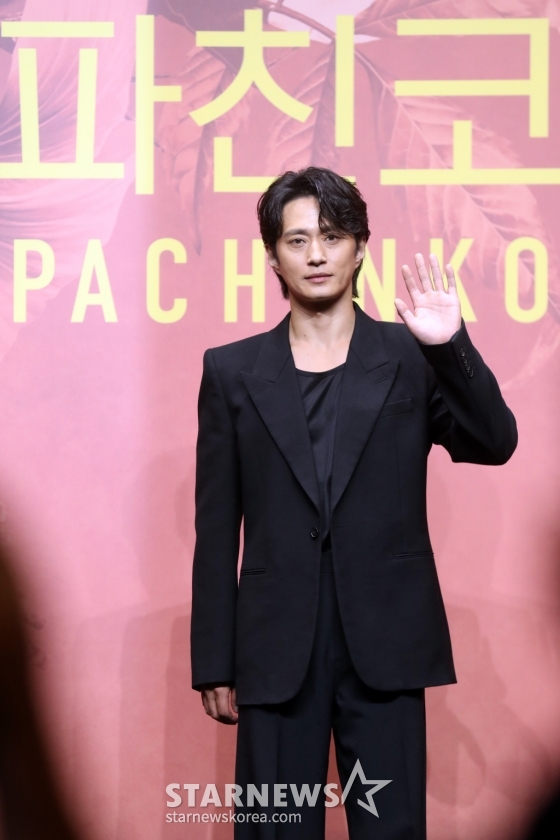 배우 김선규가 23일 오전 서울 강남구 그랜드인터컨티넨탈 파르나스 그랜드 볼룸에서 열린 애플오리지날 '파친코2' 제작발표회에 참석해 포즈를 취하고 있다. 뉴욕타임스 베스트셀러에 선정된 동명의 소설을 원작으로 한 Apple Original 시리즈 ‘파친코’ - Pachinko. 고국을 떠나 억척스럽게 생존과 번영을 추구하는 한인 이민 가족 4대의 삶과 꿈을 그려낸 드라마로 23일 공개된다. 2024.08.23 /사진=임성균