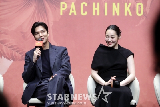 배우 이민호, 김민하가 23일 오전 서울 강남구 그랜드인터컨티넨탈 파르나스 그랜드 볼룸에서 열린 애플오리지날 '파친코2' 제작발표회에 참석해 인사말을 하고 있다. 뉴욕타임스 베스트셀러에 선정된 동명의 소설을 원작으로 한 Apple Original 시리즈 ‘파친코’ - Pachinko. 고국을 떠나 억척스럽게 생존과 번영을 추구하는 한인 이민 가족 4대의 삶과 꿈을 그려낸 드라마로 23일 공개된다. 2024.08.23 /사진=임성균
