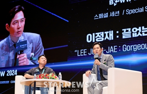 (서울=뉴스1) 장수영 기자 = 배우 겸 제작자 이정재 씨가 27일 오후 서울 강남구 코엑스에서 열린 2024 국제방송영상마켓(BCWW) 스페셜 세션 연사로 나서 '끝없는 도전'을 주제로 발표하고 있다. 2024.8.27/뉴스1 Copyright (C) 뉴스1. All rights reserved. 무단 전재 및 재배포, AI학습 이용 금지. /사진=(서울=뉴스1) 장수영 기자