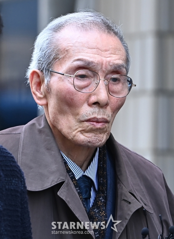 [성남=뉴시스] 김종택기자 = 강제추행 혐의로 기소된 원로 배우 오영수 씨가 15일 경기도 성남시 수원지방법원 성남지원에서 열린 1심 선고 공판에서 징역형 집행유예를 선고 받은 후 법원을 나서고 있다. 2024.03.15. jtk@newsis.com /사진=김종택