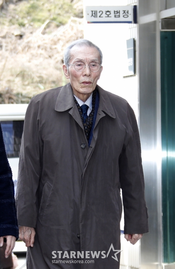 (성남=뉴스1) 권현진 기자 = 강제추행 혐의로 기소된 배우 오영수(79·본명 오세강)가 15일 오후 경기 수원지방법원 성남지원에서 열린 선고 공판을 마친 뒤 법정을 나서고 있다.  수원지법 성남지원 형사6단독 정연주 판사는 이날 오 씨에게 징역 8개월에 집행유예 2년을 선고하고, 40시간의 성폭력 치료 프로그램 이수를 명령했다.  오영수는 지난 2017년 8월 연극 공연을 위해 지방에 머물던 시기 A씨에게 '안아보자' 등 취지로 말하며 껴안고 9월엔 A씨 주거지 앞에서 볼에 입술을 대는 등 강제 추행한 혐의로 기소됐다. /사진=(성남=뉴스1) 권현진 기자