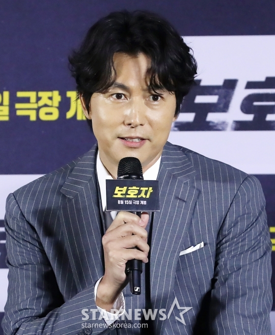 배우 겸 감독 정우성이 24일 오전 서울 용산구 아이파크몰 CGV에서 진행된 영화 '보호자' 제작보고회에 참석해 인사말을 하고 있다. 정우성 감독의 첫 장 영화인 '보호자'는 10년 만에 출소해 몰랐던 딸의 존재를 알고 평범하게 살기를 원하는 수혁과 그를 노리는 이들 사이의 이야기를 그린 액션 영화다. 내달 15일 개봉. 2023.07.24