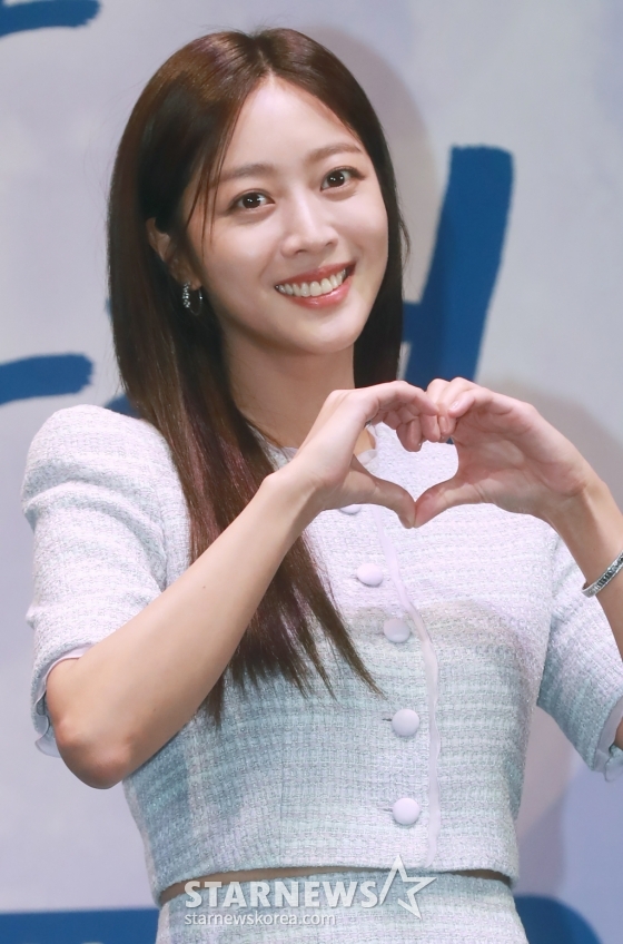 배우 조보아가 23일 오후 서울 구로구 신도림 라마다호텔에서 진행된 JTBC 수목드라마 '이 연애는 불가항력' 제작발표회에 참석해 포즈를 취하고 있다. 3백여 년 전 철저히 봉인되었던 금서를 얻게 된 말단 공무원 이홍조와 그 금서의 희생양이 된 변호사 장신유의 불가항력적 로맨스 '이 연애는 불가항력'은 오늘(23일) 첫 방송된다. /2023.08.23 /사진=이동훈