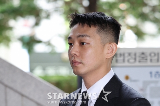 (서울=뉴스1) 신웅수 기자 = 마약 투약 혐의를 받는 배우 유아인(본명 엄홍식)이 24일 오후 서울 서초구 서울중앙지법에서 열린 공판에 출석하고 있다. 유아인은 지난 2020년 9월부터 2022년 3월까지 미용 시술을 위한 수면 마취를 가장하는 방식 등으로 181차례에 걸쳐 프로포폴 등을 상습 투약한 혐의를 받고 있다. 2024.7.24/뉴스1 Copyright (C) 뉴스1. All rights reserved. 무단 전재 및 재배포, AI학습 이용 금지. /사진=(서울=뉴스1) 신웅수 기자