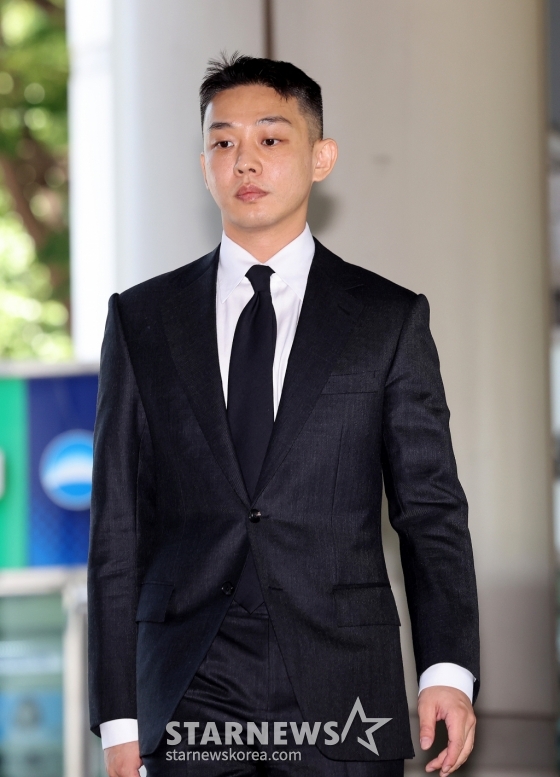 (서울=뉴스1) 박지혜 기자 = 마약 투약 혐의를 받는 배우 유아인(본명 엄홍식)이 18일 오후 서울 서초구 서울중앙지법에서 열린 6차 공판에 출석하고 있다. 유아인은 지난 2020년 9월부터 2022년 3월까지 미용 시술을 위한 수면 마취를 가장하는 방식 등으로 181차례에 걸쳐 프로포폴 등을 상습 투약한 혐의를 받고 있다. 앞서 열린 공판에서 유아인 측은 프로포폴, 대마 혐의만 일부 인정했다. 대마 흡연 교사, 증거 인멸 교사 혐의에 대해서는 인정하지 않았다. 2024.6.18/뉴스1 Copyright (C) 뉴스1 /사진=(서울=뉴스1) 박지혜 기자