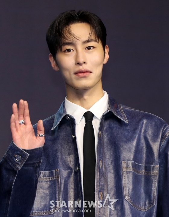 [서울=뉴시스] 김혜진 기자 = 배우 이재욱이 26일 오전 서울 종로구 JW 메리어트 동대문 스퀘어 서울에서 열린 디즈니+ 오리지널 시리즈 '로얄로더' 제작발표회에서 포즈를 취하고 있다. 2024.02.26. jini@newsis.com /사진=김혜진