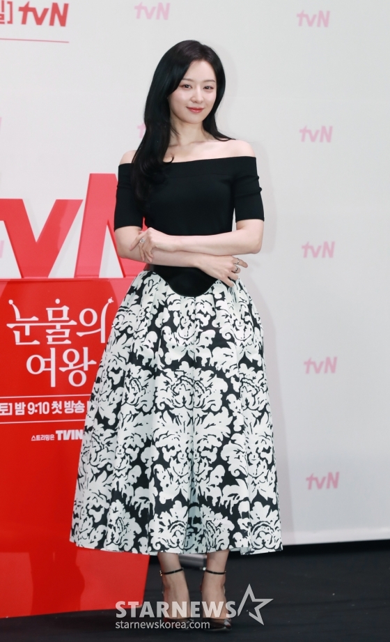 배우 김지원이 7일 오전 서울 라마다신도림 호텔에서 진행된 tvN 토일드라마 '눈물의 여왕' 제작발표회에 참석해 포즈를 취하고 있다. 퀸즈 그룹 재벌 3세인 '백화점의 여왕' 홍해인과 용두리 이장 아들인 '슈퍼마켓 왕자' 백현우 3년차 부부의 아찔한 위기와 기적처럼 다시 시작되는 사랑 이야기 '눈물의 여왕'은 오는 9일 첫 방송된다. /2024.03.07 /사진=이동훈