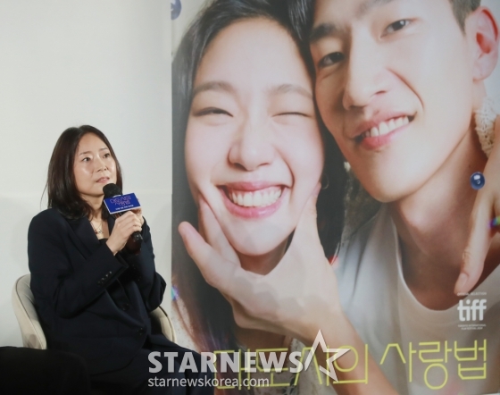 이언희 감독이 2일 오전 서울 메가박스 성수점에서 진행된 영화 '대도시의 사랑법'(감독 이언희) 제작발표회에 참석해 질문에 답하고 있다. 눈치보는 법이 없는 자유로운 영혼의 재희(김고은)와 세상과 거리두는 법에 익숙한 흥수(노상현)가 동거동락하며 펼치는 그들만의 사랑법을 그린 영화 '대도시의 사랑법'은 오는 10월 2일 개봉한다. /2024.09.02 /사진=이동훈
