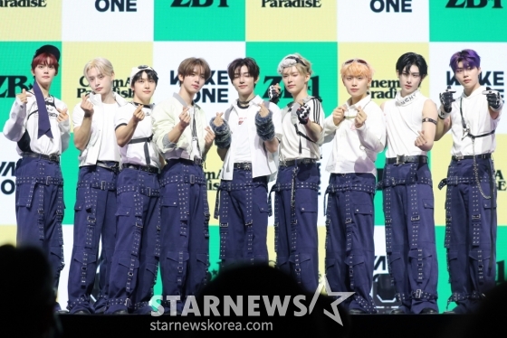 그룹 ZEROBASEONE(제로베이스원) 김규빈, 김지웅, 석매튜, 한유진, 장하오, 성한빈, 김태래, 리키, 박건욱이 26일 오후 서울 용산구 블루스퀘어 마스터카드홀에서 네번째 미니앨범 'CINEMA PARADISE' 미디어 쇼케이스를 열고 포즈를 취하고 있다. 네번째 미니앨범 'CINEMA PARADISE'는 다양한 삶의 과정에서 누구나 직면하게 되는 'BAD'한 상황에도 불구하고 결국에는 '해피엔딩(GOOD)'을 꿈꾸는 사람들과 이들의 행보를 격하게 /사진=임성균