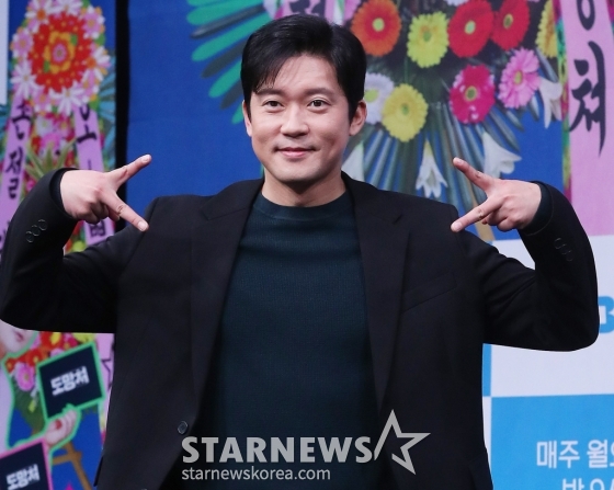 김대호 아나운서가 22일 오후 서울 마포구 상암동 MBC 사옥에서 진행된 예능 '도망쳐: 손절 대행 서비스' 제작발표회에 참석해 포즈를 취하고 있다. '도망쳐'는 다양한 인간관계 속 '몹쓸 인연'으로부터 도망치고 싶어도 도망치지 못한 이들을 위해 김구라, 김대호, 풍자가 대신 관계를 정리해 주는 토크쇼다. 매주 월요일 밤 9시 방송. 2024.01.22 /사진=김창현