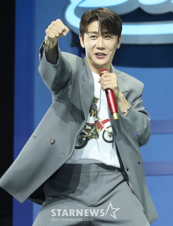 (서울=뉴스1) 권현진 기자 = 가수 영탁이 3일 서울 용산구 블루스퀘어 마스터카드홀에서 가진 새 미니 앨범 '슈퍼슈퍼'(SuperSuper) 발매 쇼케이스에서 타이틀 곡 포인트 안무를 선보이고 있다. 2024.9.3/뉴스1 Copyright (C) 뉴스1. All rights reserved. 무단 전재 및 재배포, AI학습 이용 금지. /사진=(서울=뉴스1) 권현진 기자