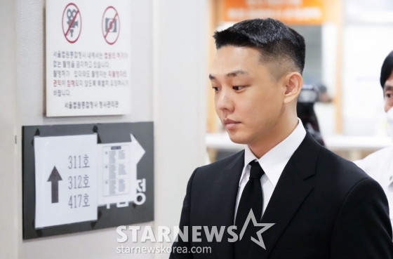 (서울=뉴스1) 임세영 기자 = 마약 투약 혐의를 받는 배우 유아인(본명 엄홍식)이 3일 오후 서울 서초구 서울중앙지법에서 열린 1심 선고 공판에 출석하고 있다. 유아인은 지난 2020년 9월부터 2022년 3월까지 미용 시술을 위한 수면 마취를 가장하는 방식 등으로 181차례에 걸쳐 프로포폴 등을 상습 투약한 혐의를 받고 있다. (공동취재) 2024.9.3/뉴스1 Copyright (C) 뉴스1. All rights reserved. 무단 전재 및 재배포, AI학습 이용 금지. /사진=(서울=뉴스1) 임세영 기자