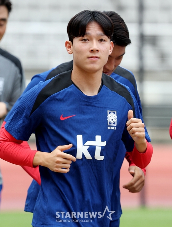 홍명보 감독이 이끄는 축구대표팀이 팔레스타인전을 앞두고 2일 오후 경기도 고양종합운동장에서 첫 소집 훈련을 진행했다. 양민혁이 러닝 훈련을 하고 있다. 축구대표팀은 5일 서울월드컵경기장에서 2026 FIFA 북중미 월드컵 팔레스타인 전을 치른다. /사진=김진경 대기자.
