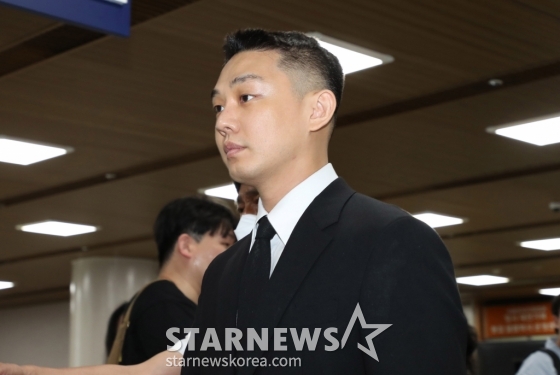 (서울=뉴스1) 임세영 기자 = 마약 투약 혐의를 받는 배우 유아인(본명 엄홍식)이 3일 오후 서울 서초구 서울중앙지법에서 열린 1심 선고 공판에 출석하고 있다. 유아인은 지난 2020년 9월부터 2022년 3월까지 미용 시술을 위한 수면 마취를 가장하는 방식 등으로 181차례에 걸쳐 프로포폴 등을 상습 투약한 혐의를 받고 있다. (공동취재) 2024.9.3/뉴스1 Copyright (C) 뉴스1. All rights reserved. 무단 전재 및 재배포, AI학습 이용 금지. /사진=(서울=뉴스1) 임세영 기자