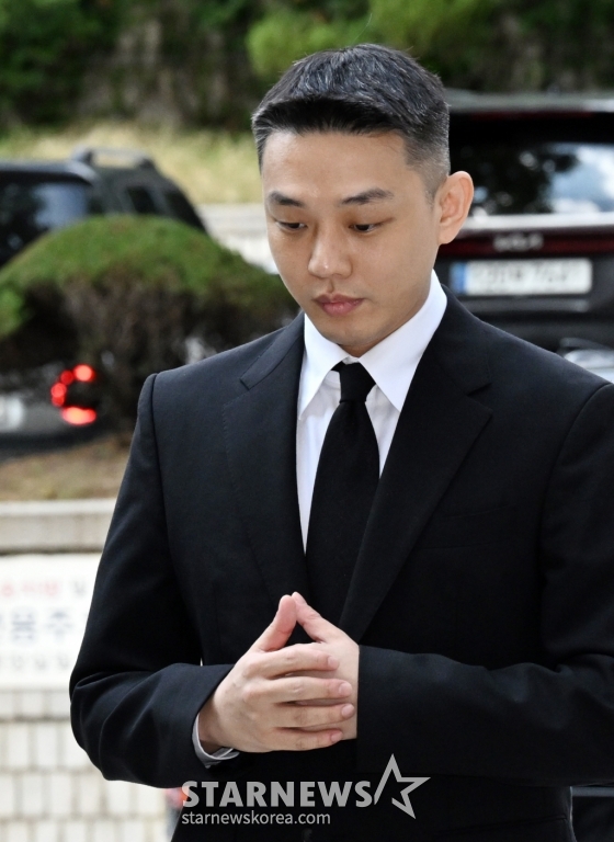 (서울=뉴스1) 임세영 기자 = 프로포폴 상습 투약 혐의로 기소된 배우 유아인(본명 엄홍식)이 3일 서울 서초구 서울중앙지방법원에서 열린 1심 선고 공판에 출석하고 있다. 이날 서울중앙지법 형사합의25부는 유 씨에게 징역 1년을 선고했다. (공동취재) 2024.9.3/뉴스1 Copyright (C) 뉴스1. All rights reserved. 무단 전재 및 재배포, AI학습 이용 금지. /사진=(서울=뉴스1) 임세영 기자