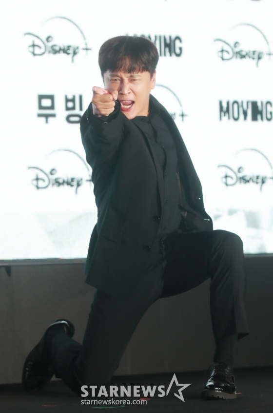 배우 차태현이 3일 오후 서울 강남구 그랜드 인터컨티넨탈 서울 파르나스에서 진행된 디즈니+ 오리지널 시리즈 '무빙' 제작발표회에 참석해 질문에 답하고 있다. 초능력을 숨긴 채 현재를 살아가는 아이들과, 과거의 아픈 비밀을 숨긴 채 살아온 부모들이 시대와 세대를 넘어 닥치는 거대한 위험에 함께 맞서는 초능력 액션 히어로물 '무빙'은 오는 9일 공개된다. /2023.08.03 /사진=이동훈