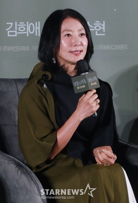 배우 김희애가 4일 오전 서울 롯데시네마 건대입구점엣 진행된 영화 '보통의 가족'(감독 허진호) 제작발표회에 참석해 질문에 답하고 있다. 각자의 신념을 가지고 살아가던 네 사람이 아이들의 범죄현장이 담긴 CCTV를 보게 되면서 모든 것이 무너져가는 모습을 담은 서스펜스 영화 '보통의 가족'은 오는 10월 개봉 예정이다. /2024.09.04 /사진=이동훈