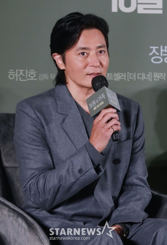 배우 장동건이 4일 오전 서울 롯데시네마 건대입구점엣 진행된 영화 '보통의 가족'(감독 허진호) 제작발표회에 참석해 질문에 답하고 있다. 각자의 신념을 가지고 살아가던 네 사람이 아이들의 범죄현장이 담긴 CCTV를 보게 되면서 모든 것이 무너져가는 모습을 담은 서스펜스 영화 '보통의 가족'은 오는 10월 개봉 예정이다. /2024.09.04 /사진=이동훈