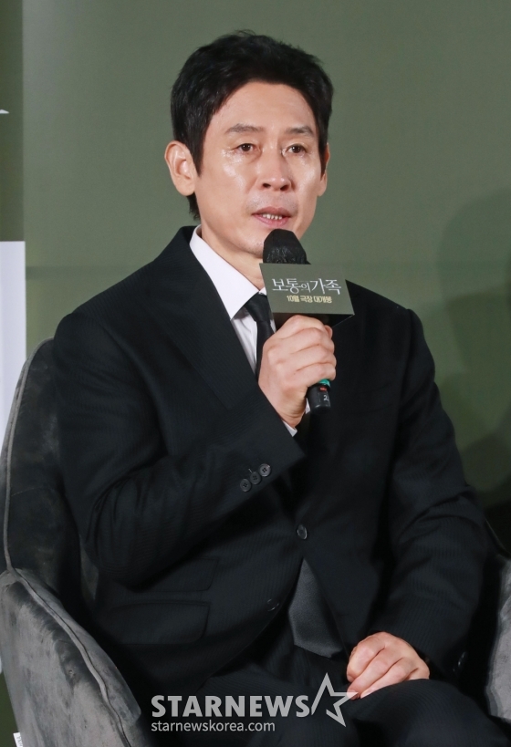 배우 설경구가 4일 오전 서울 롯데시네마 건대입구점엣 진행된 영화 '보통의 가족'(감독 허진호) 제작발표회에 참석해 질문에 답하고 있다. 각자의 신념을 가지고 살아가던 네 사람이 아이들의 범죄현장이 담긴 CCTV를 보게 되면서 모든 것이 무너져가는 모습을 담은 서스펜스 영화 '보통의 가족'은 오는 10월 개봉 예정이다. /2024.09.04 /사진=이동훈