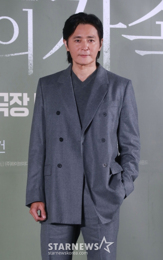 배우 장동건이 4일 오전 서울 롯데시네마 건대입구점엣 진행된 영화 '보통의 가족'(감독 허진호) 제작발표회에 참석해 포즈를 취하고 있다. 각자의 신념을 가지고 살아가던 네 사람이 아이들의 범죄현장이 담긴 CCTV를 보게 되면서 모든 것이 무너져가는 모습을 담은 서스펜스 영화 '보통의 가족'은 오는 10월 개봉 예정이다. /2024.09.04 /사진=이동훈
