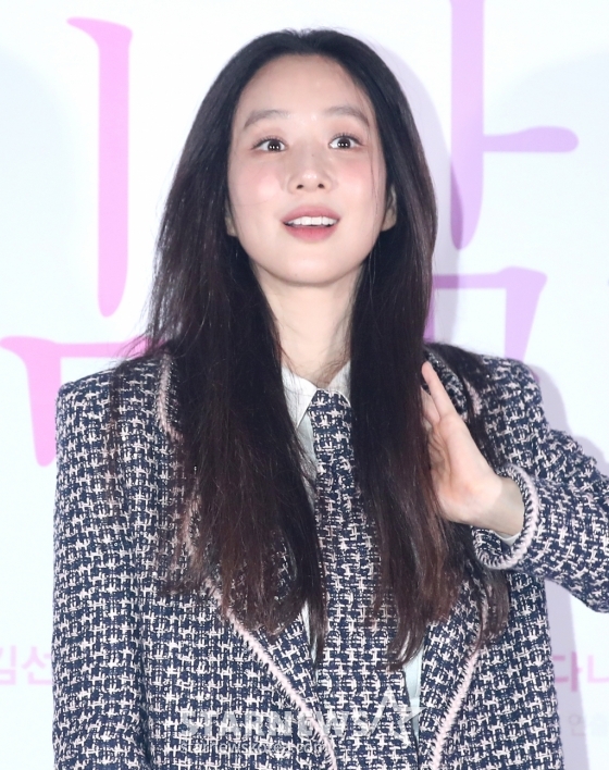 (서울=뉴스1) 권현진 기자 = 배우 정려원이 5일 서울 용산구 CGV용산아이파크몰에서 열린 드라마 '내 이름은 김삼순 2024' 기자간담회에서 포즈를 취하고 있다. '내 이름은 김삼순'은 웃음거리가 되고 마는 촌스러운 이름과 뚱뚱한 외모라는 콤플렉스를 갖고 있지만 전문 파티시에로 당당히 살아가는 30대 노처녀 김삼순(김선아 분)의 삶과 사랑을 경쾌하게 그려낸 작품으로 지난 2005년 방영된 MBC TV 드라마다. 2024.9.5/뉴스1 Copyright (C) 뉴스1. All rights reserved. 무단 전재 /사진=(서울=뉴스1) 권현진 기자