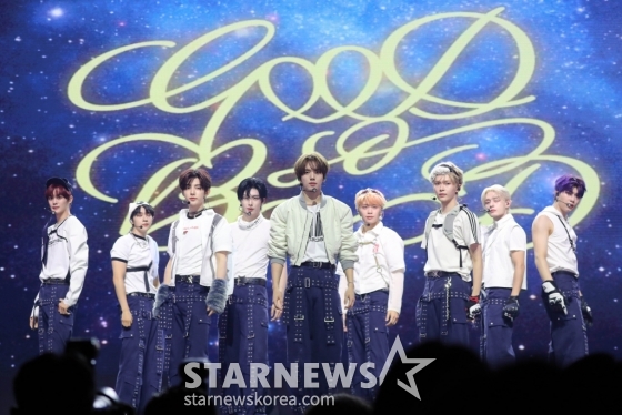 그룹 ZEROBASEONE(제로베이스원) 김규빈, 김지웅, 석매튜, 한유진, 장하오, 성한빈, 김태래, 리키, 박건욱이 26일 오후 서울 용산구 블루스퀘어 마스터카드홀에서 네번째 미니앨범 'CINEMA PARADISE' 미디어 쇼케이스를 열고타이틀곡 'GOOD SO BAD' 무대를 선보이고 있다. /사진=임성균 기자
