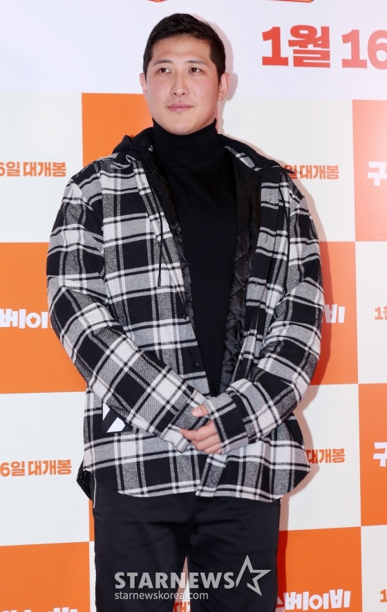 야구선수 황재균이 2일 오후 서울 광진구 롯데시네마 건대입구에서 진행된 영화 '구스 베이비' VIP 시사회에 참석해 포즈를 취하고 있다.