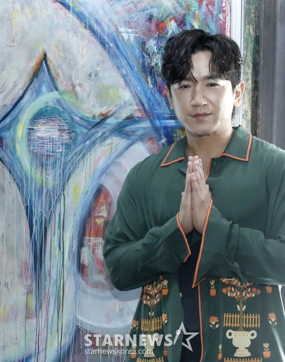 (서울=뉴스1) 권현진 기자 = 신화의 이민우가 3일 서울 용산구 프로세스 이태원에서 열린 아트테이너 '뻑:온앤오프' 특별전 간담회에 앞서 자신의 작품 앞에서 포즈를 취하고 있다. 2024.7.3/뉴스1 Copyright (C) 뉴스1. All rights reserved. 무단 전재 및 재배포, AI학습 이용 금지. /사진=(서울=뉴스1) 권현진 기자