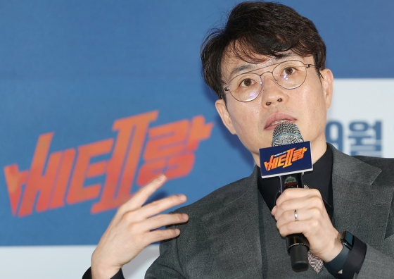 (서울=뉴스1) 김진환 기자 = 류승완 감독이 9일 오후 서울 용산구 아이파크몰 CGV에서 열린 영화 '베테랑2' 기자간담회에 참석해 취재진 질문에 답변하고 있다. '베테랑2'는 나쁜 놈은 끝까지 잡는 베테랑 서도철 형사(황정민 분)의 강력범죄수사대에 막내 형사 박선우(정해인 분)가 합류하면서 세상을 떠들썩하게 한 연쇄살인범을 쫓는 액션범죄수사극으로 오는 13일 개봉한다. 2024.9.9/뉴스1 Copyright (C) 뉴스1. All rights reserved. 무단 전재 및 재배포, AI학습 이용 금지. /사진=(서울=뉴스1) 김진환 기자