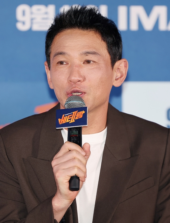 (서울=뉴스1) 김진환 기자 = 배우 황정민이 9일 오후 서울 용산구 아이파크몰 CGV에서 열린 영화 '베테랑2' 기자간담회에 참석해 취재진 질문에 답변하고 있다. '베테랑2'는 나쁜 놈은 끝까지 잡는 베테랑 서도철 형사(황정민 분)의 강력범죄수사대에 막내 형사 박선우(정해인 분)가 합류하면서 세상을 떠들썩하게 한 연쇄살인범을 쫓는 액션범죄수사극으로 오는 13일 개봉한다. 2024.9.9/뉴스1 Copyright (C) 뉴스1. All rights reserved. 무단 전재 및 재배포, AI학습 이용 금지. /사진=(서울=뉴스1) 김진환 기자