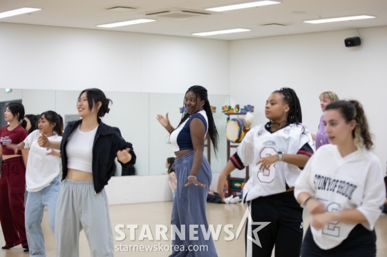 (서울=뉴스1) = 숙명여자대학교는 지난달 22일부터 14일까지 전 세계 13개국 학생 33명이 참가한 국제교류 프로그램 '숙명국제여름학교(SISS)'가 진행됐다고 16일 밝혔다. 숙명국제여름학교 참가 학생들이 K팝 댄스 수업을 수강하고 있다. (숙명여자대학교 제공) 2024.8.16/뉴스1 Copyright (C) 뉴스1. All rights reserved. 무단 전재 및 재배포, AI학습 이용 금지. /사진=(서울=뉴스1)