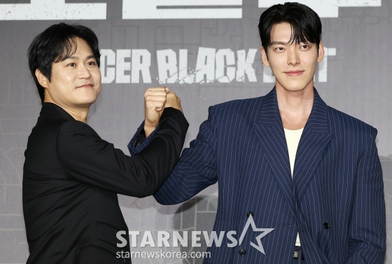 (서울=뉴스1) 김진환 기자 = 배우 김성균과 김우빈(오른쪽)이 10일 오전 서울 광진구 롯데시네마 건대입구에서 열린 넷플릭스 영화 ‘무도실무관’ 제작보고회에 참석해 포즈를 취하고 있다. 오는 13일 공개되는 영화 '무도실무관'은 태권도, 검도, 유도 도합 9단 무도 유단자 이정도(김우빈 분)가 보호관찰관 김선민(김성균 분)의 제안으로 범죄를 예방하기 위해 전자발찌 대상자들을 24시간 밀착 감시하는 무도실무관으로 함께 일하게 되면서 벌어지는 이야기를 그린 액션 영화다. 2024.9.10/뉴스1 Copyright (C) /사진=(서울=뉴스1) 김진환 기자